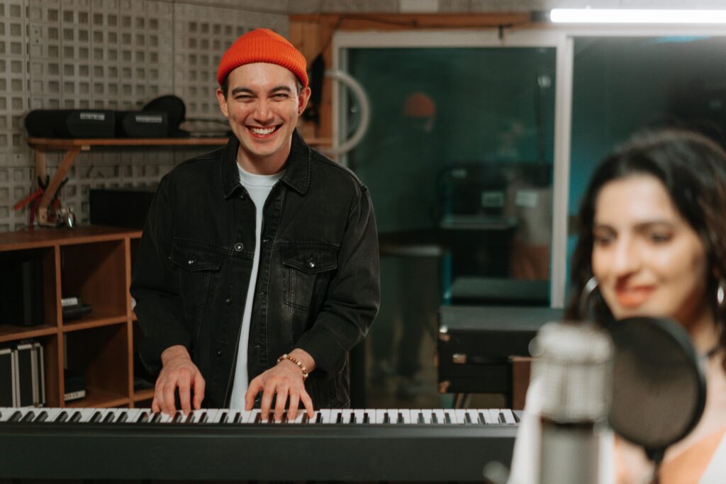 Chicos disfrutando de una sesión de grabación en el estudio musical.