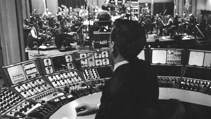 British Broadcasting Corporation, es el servicio público de radio, televisión y medios en el Reino Unido. Fundada en 1922, es conocida por su contenido informativo, educativo y de entretenimiento a nivel global.